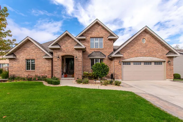 $850,000 | 732 Edgewater Drive, Morris, IL 60450