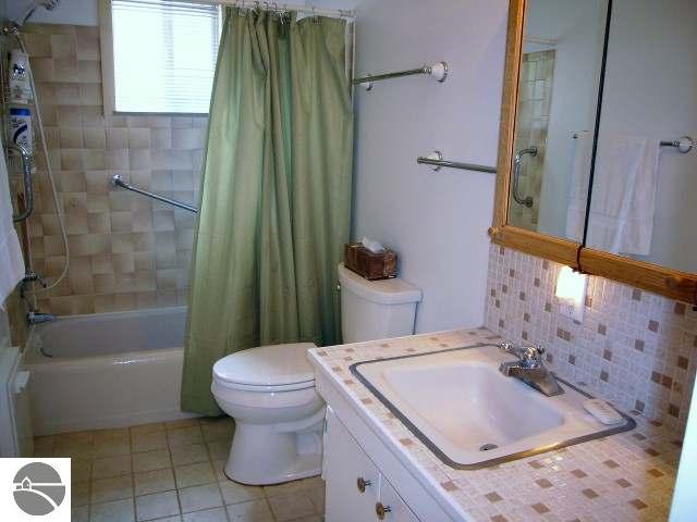 550 Bloomfield Road Traverse City, MI 49686 - Photo 7 of 12 1700750-6.JPG
