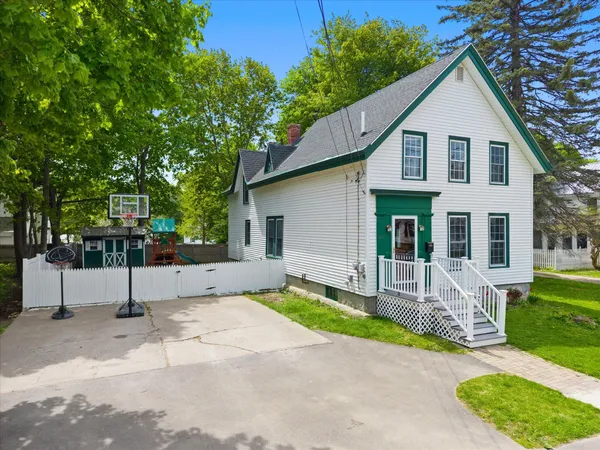 $274,900 | 33 Jefferson Street, Bangor, ME 04401