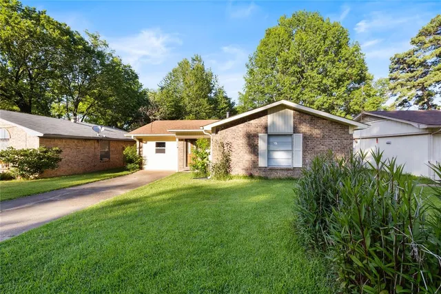 $1,799 | 417 Carroll Avenue, Wake Village, TX 75501