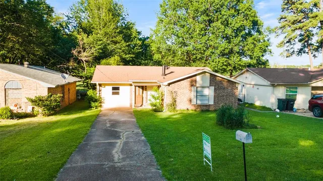 $1,799 | 417 Carroll Avenue, Wake Village, TX 75501