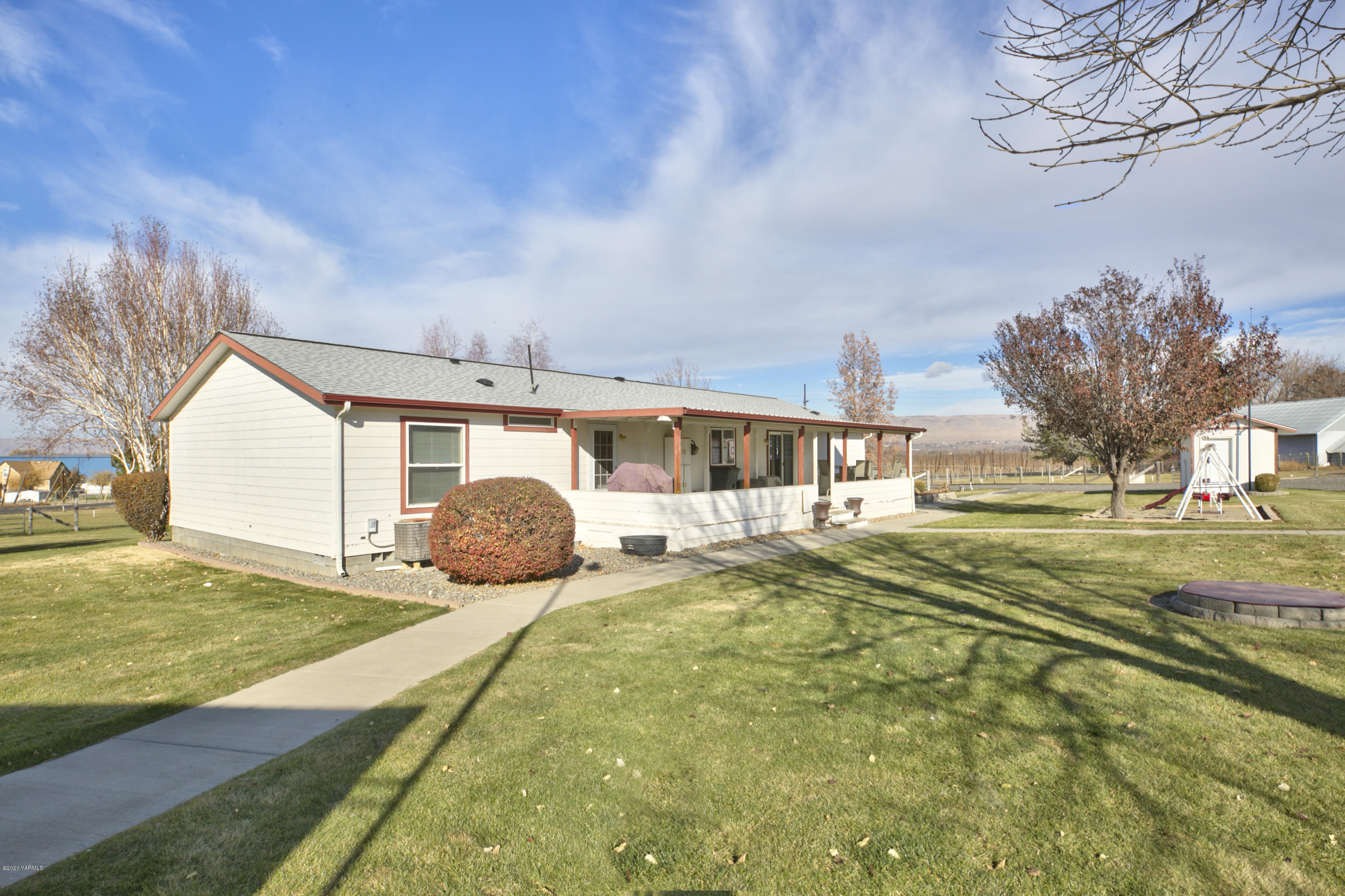 40 Desmarais Road Moxee, WA 98936 - Photo 3 of 23 a front view of a house with garden