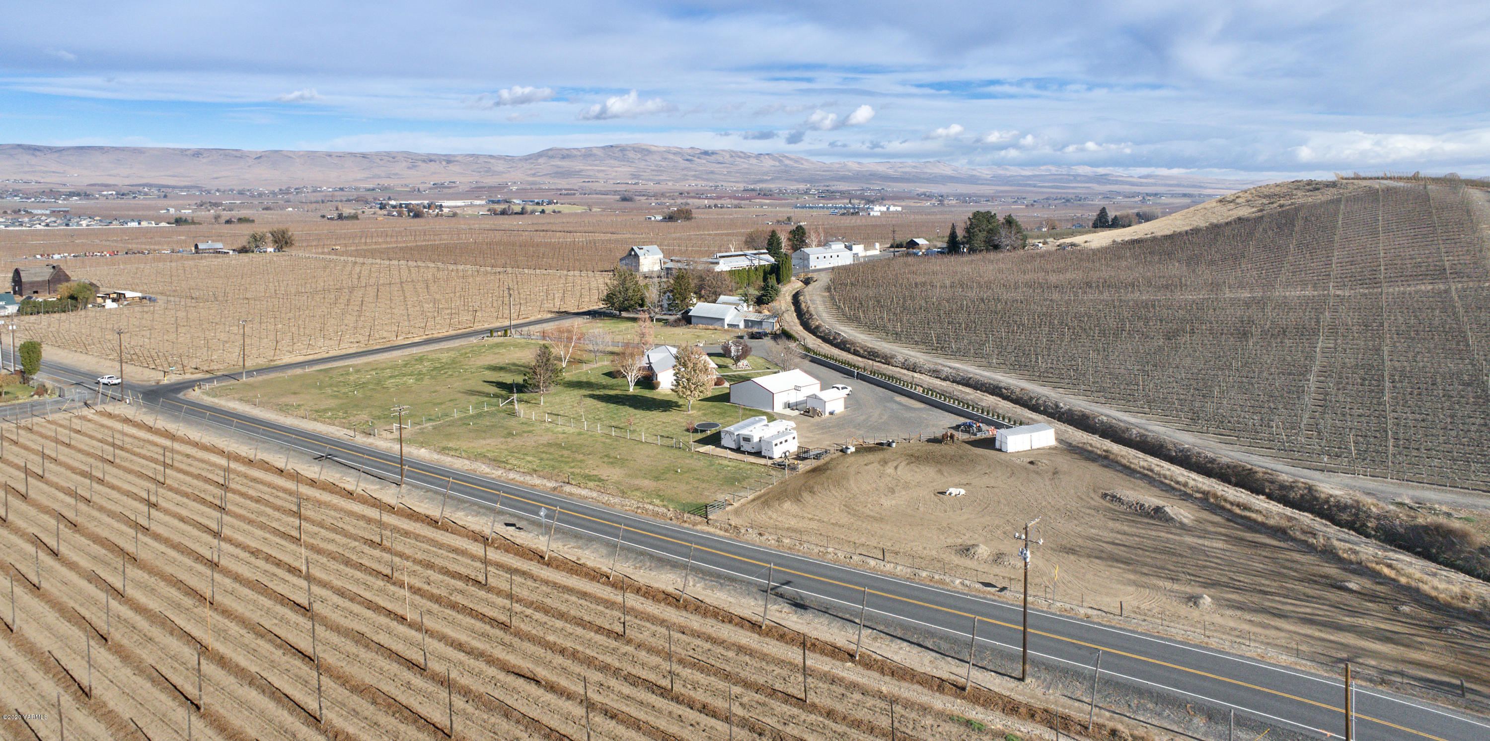 40 Desmarais Road Moxee, WA 98936 - Photo 22 of 23 a view of a terrace with outdoor seating