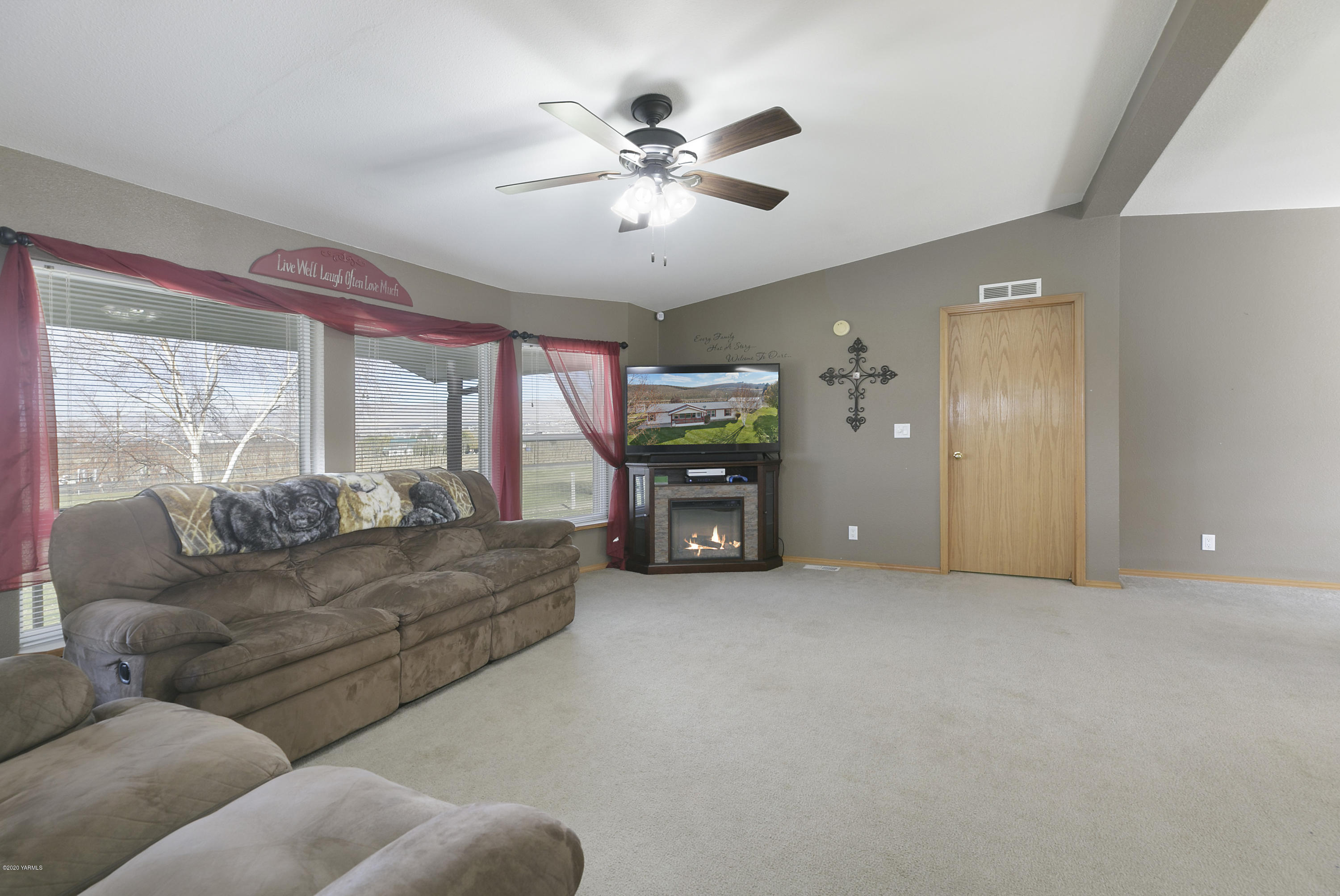 40 Desmarais Road Moxee, WA 98936 - Photo 5 of 23 a living room with furniture and a large window with chandelier