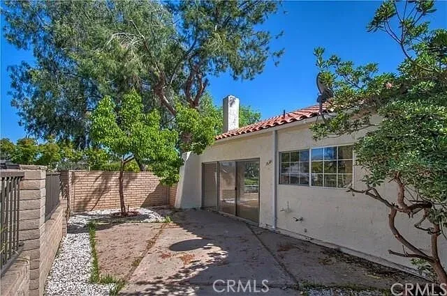 a view of a yard in front of house
