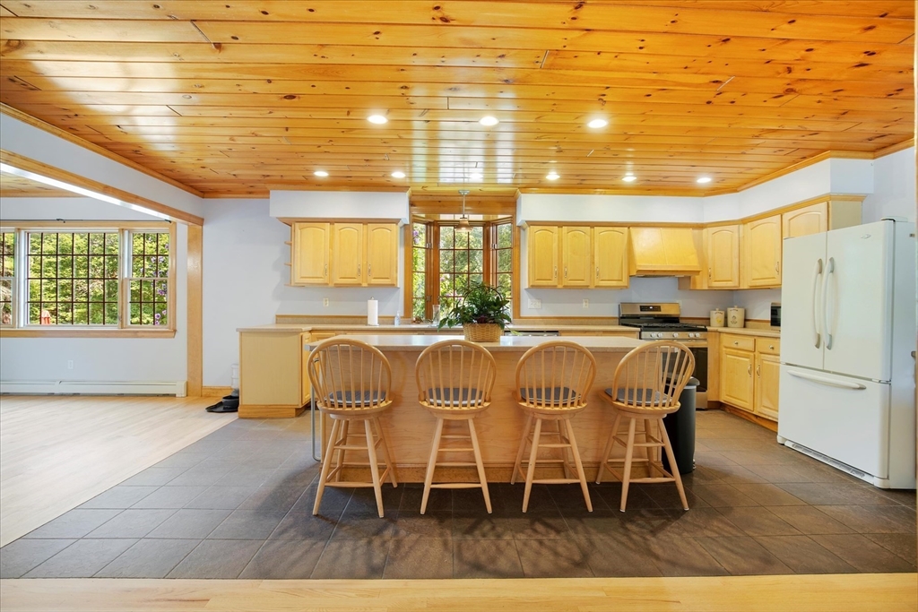 220 Mattapoisett Road Rochester, MA 02770 - Photo 7 of 40