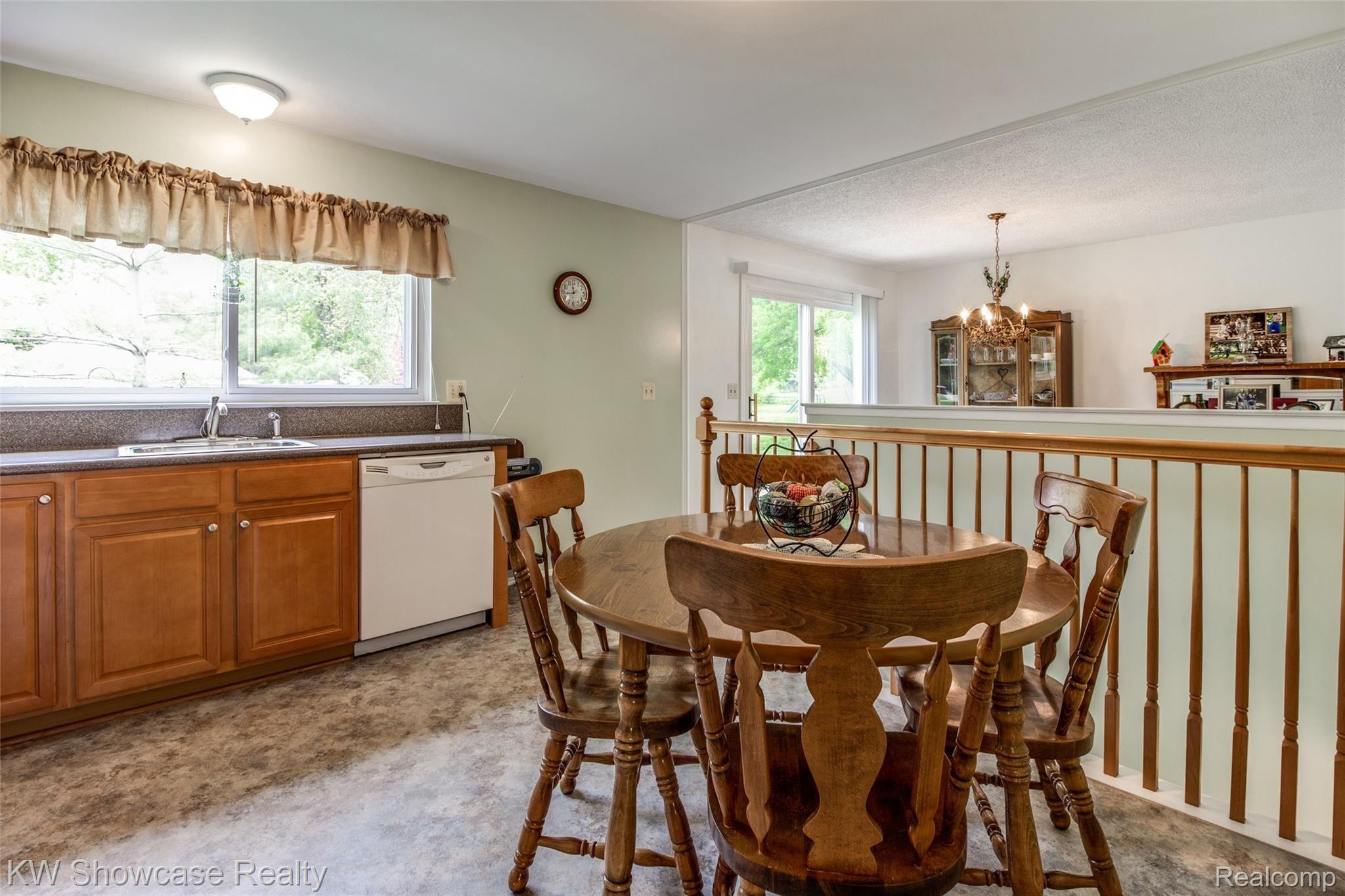 998 Hadley Road Rochester, MI 48307 - Photo 25 of 42 Interiors (16 of 34).jpg