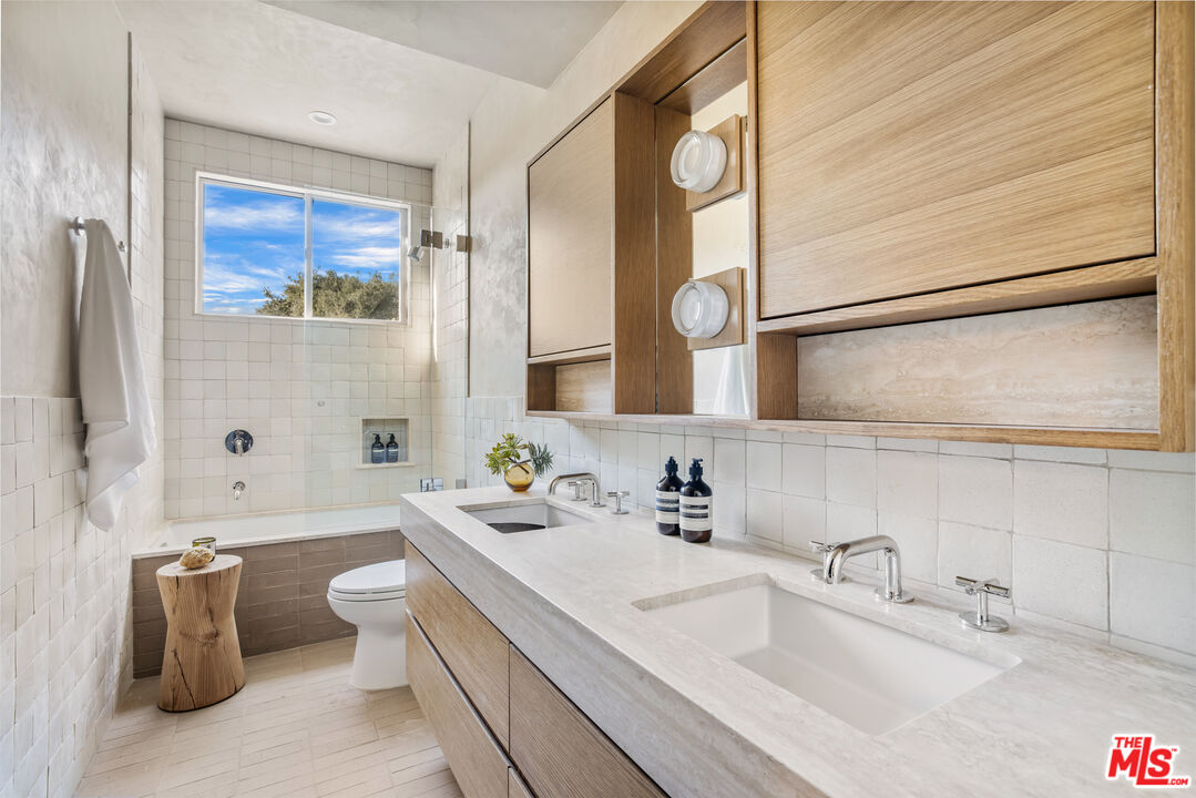 20711 Hillside Drive Topanga, CA 90290 - Photo 24 of 41 a bathroom with a tub a sink and a large mirror