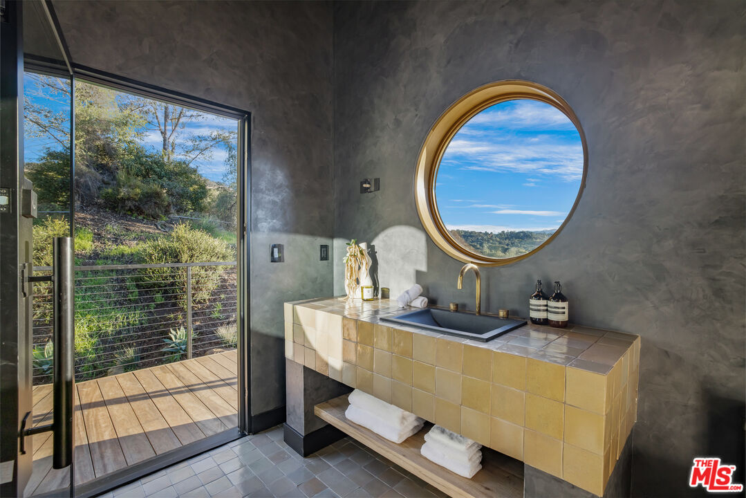 20711 Hillside Drive Topanga, CA 90290 - Photo 29 of 41 a room with furniture and a mirror