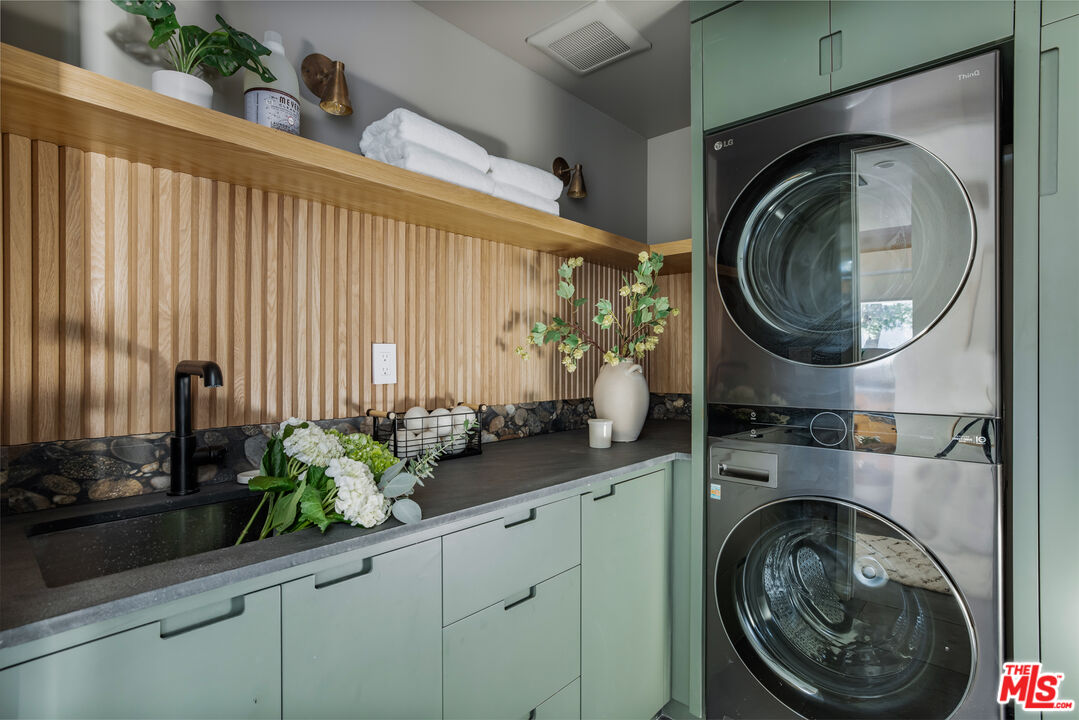 20711 Hillside Drive Topanga, CA 90290 - Photo 32 of 41 a bathroom with a sink a washer and dryer