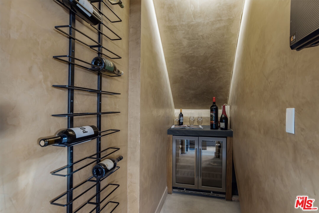 20711 Hillside Drive Topanga, CA 90290 - Photo 33 of 41 a view of entryway