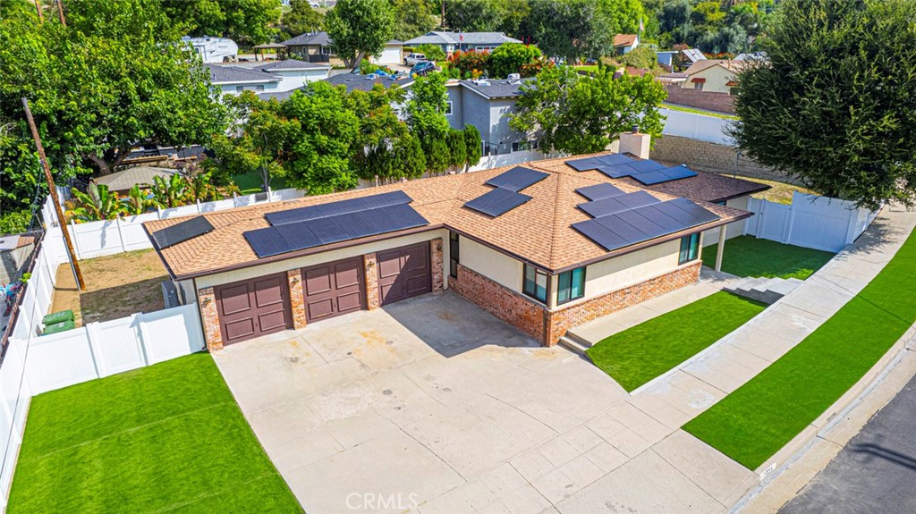 a view of a house with a backyard