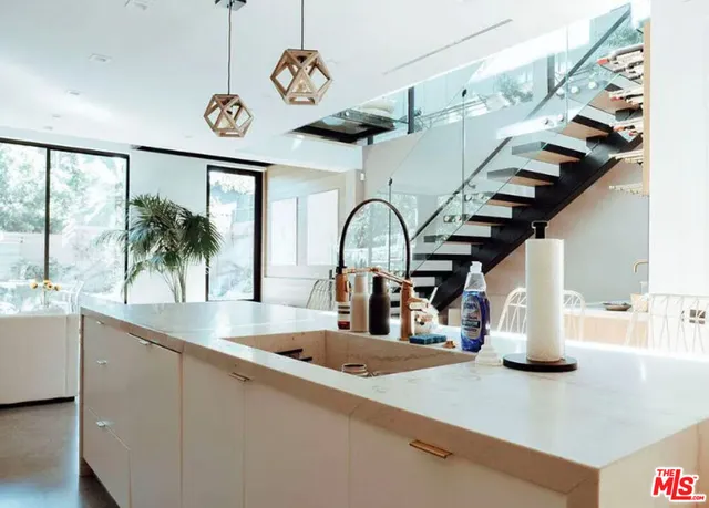 $19,995 | 115 Park Place, Unit 115, Los Angeles, CA 90291