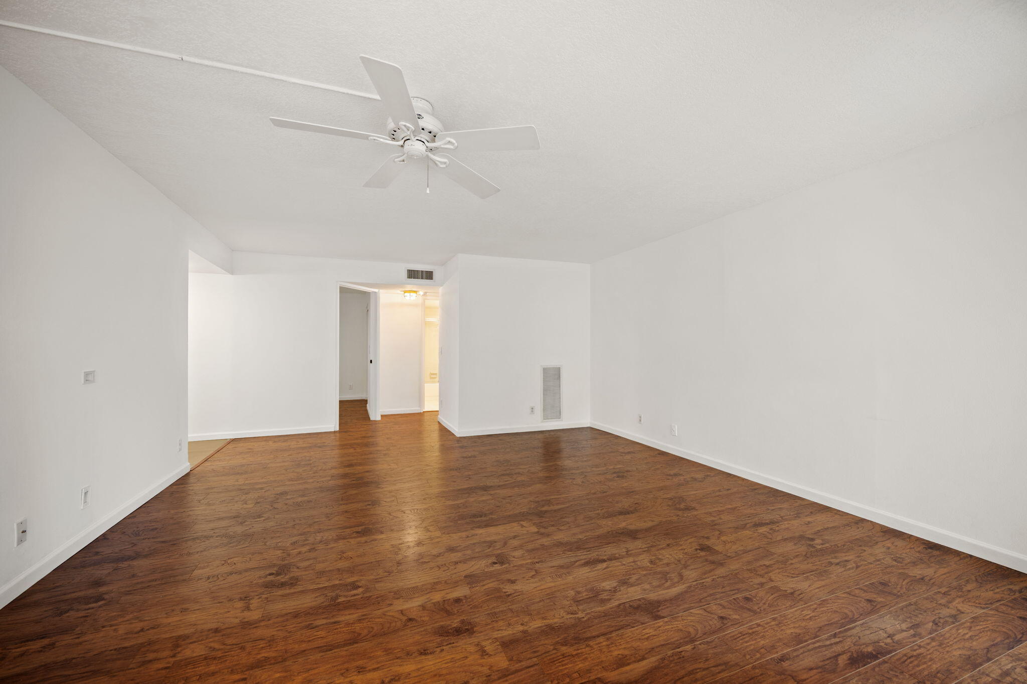 5701 Camino Del Sol, Unit 104 Boca Raton, FL 33433 - Photo 10 of 34 living room