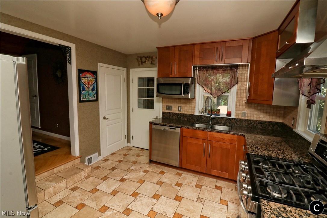 848 Lander Road Cleveland, OH 44143 - Photo 7 of 30