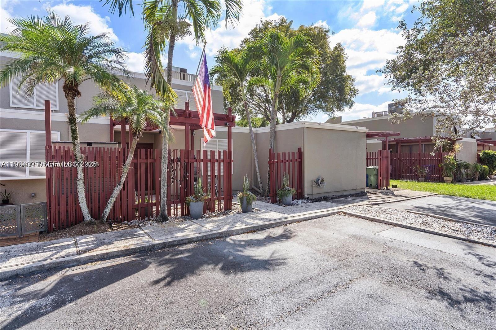 1281 West Fairway Road Pembroke Pines, FL 33026 - Photo 3 of 29 a view of a backyard