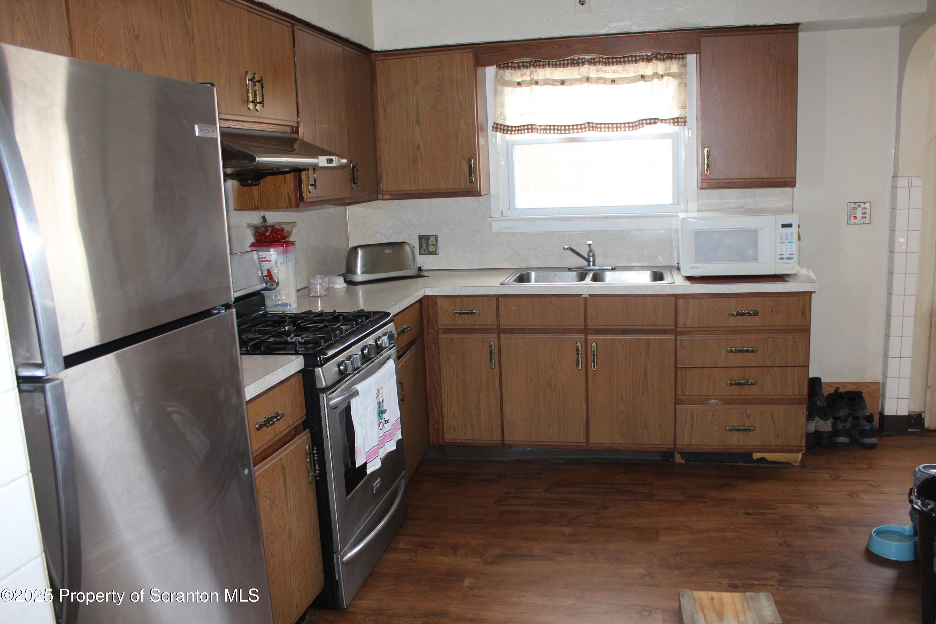 704 Edgebrook Drive Moosic, PA 18507 - Photo 11 of 30 Kitchen