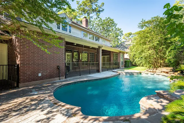 a view of a house with backyard