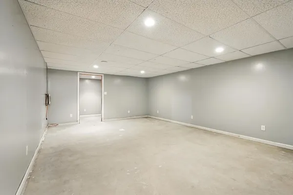 an empty room with window and pillar in it