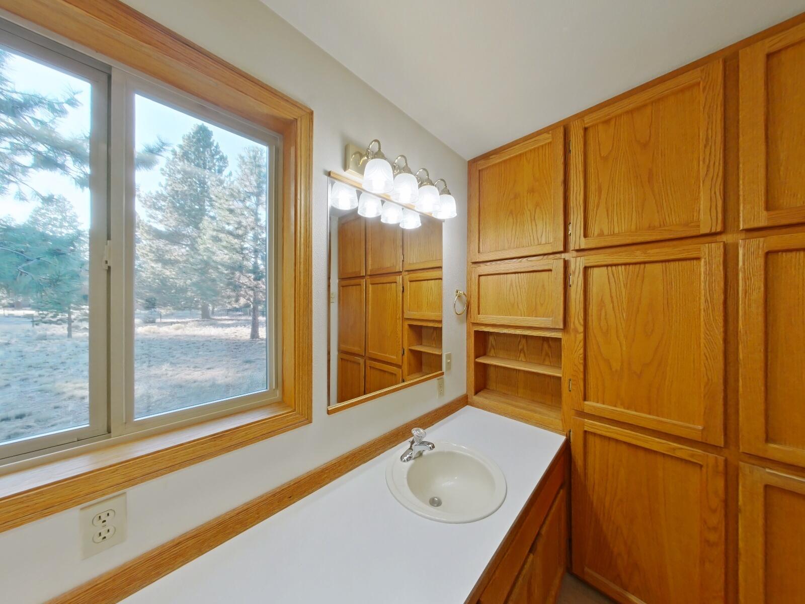 19761 Buck Canyon Road Bend, OR 97702 - Photo 12 of 33 Primary Bath