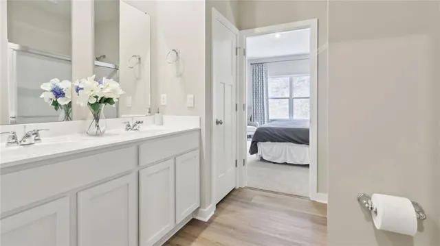 a en suite bathroom with a double vanity sink and mirror