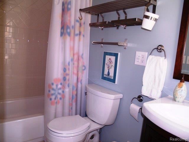405 Roland Court Grosse Pointe, MI 48236 - Photo 17 of 27 2nd Floor Bath