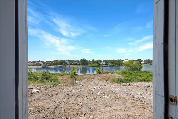 $259,000 | 207 Riverside Street, Highlands, TX 77562