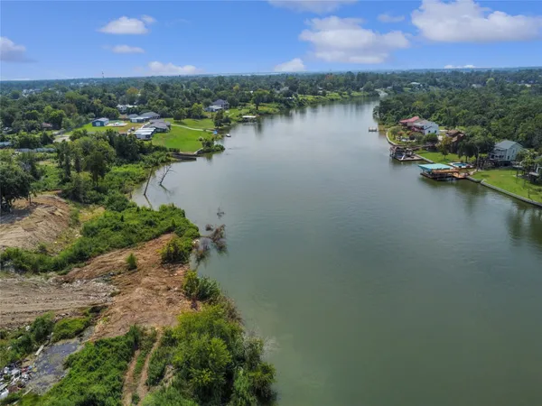 $259,000 | 207 Riverside Street, Highlands, TX 77562