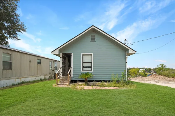 $259,000 | 207 Riverside Street, Highlands, TX 77562
