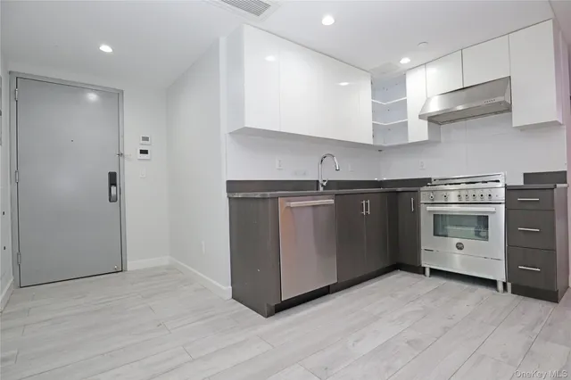 $728,000 | 15815 Union Turnpike, Unit 3F | Hillcrest