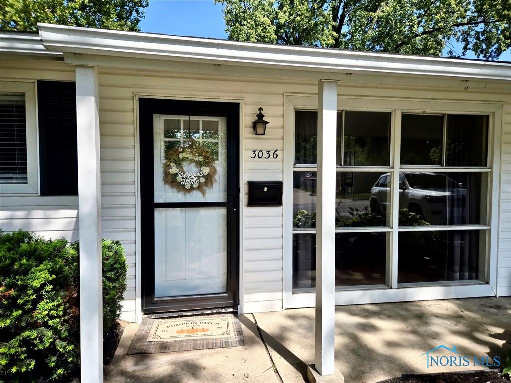 3036 Wyndale Road Toledo, OH 43613 - Photo 6 of 27 Relax on front porch area