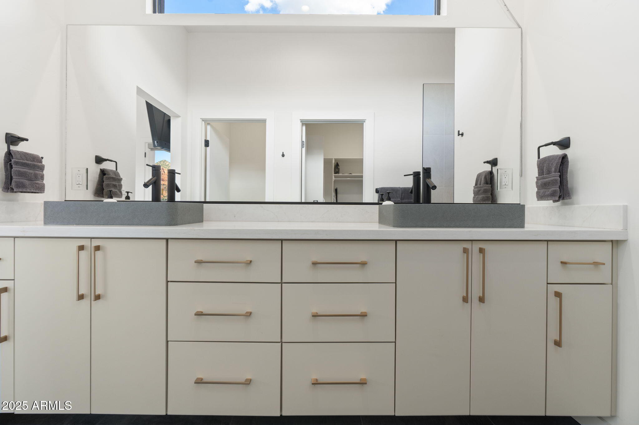 327 Suncliffe Drive Sedona, AZ 86351 - Photo 19 of 79 Master Bathroom