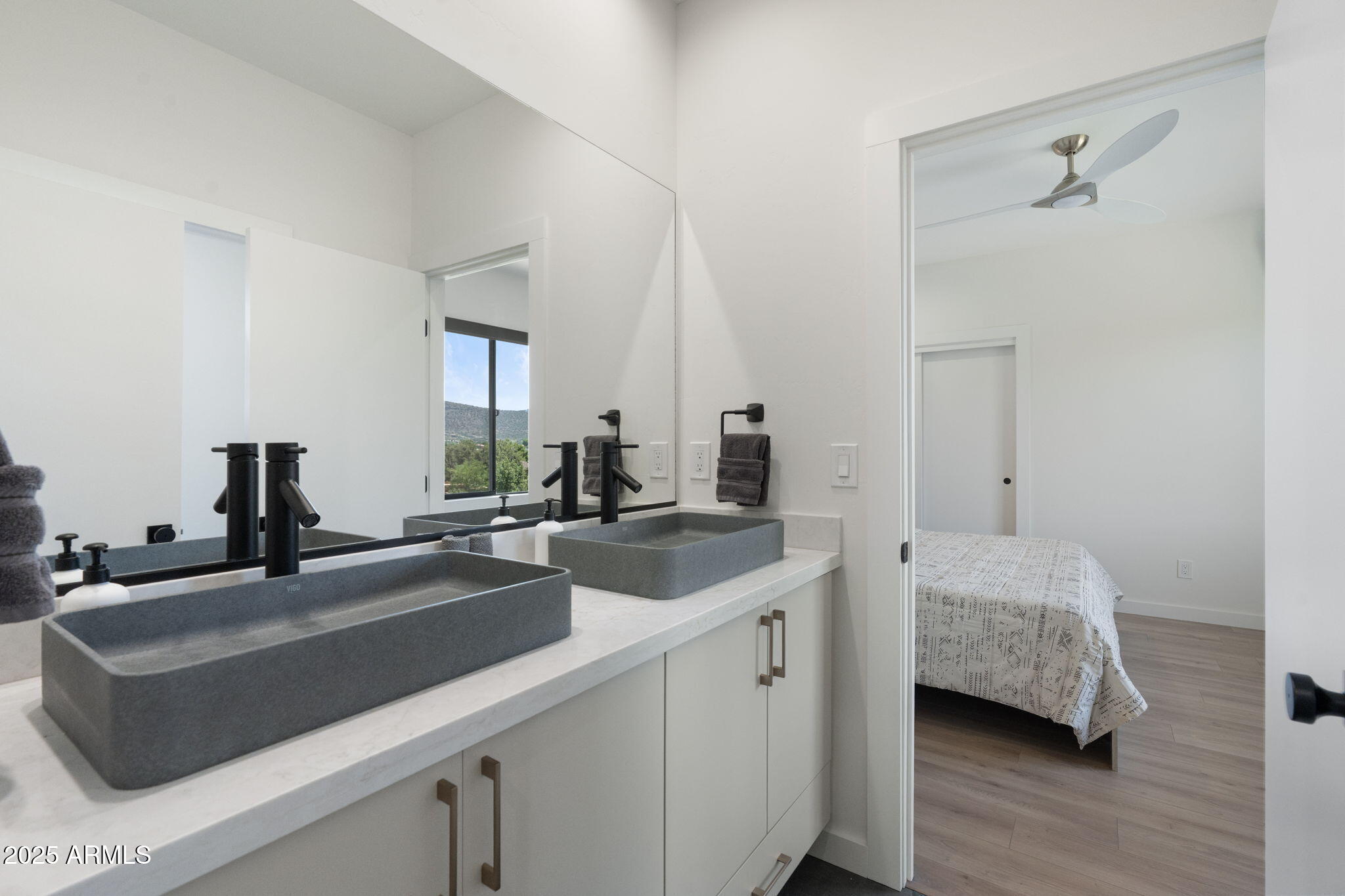 327 Suncliffe Drive Sedona, AZ 86351 - Photo 25 of 79 Jack&Jill between 2nd and 3rd Bedrooms