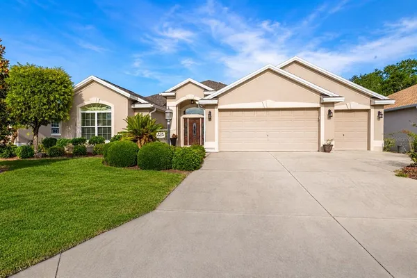 a view of outdoor space yard and garage