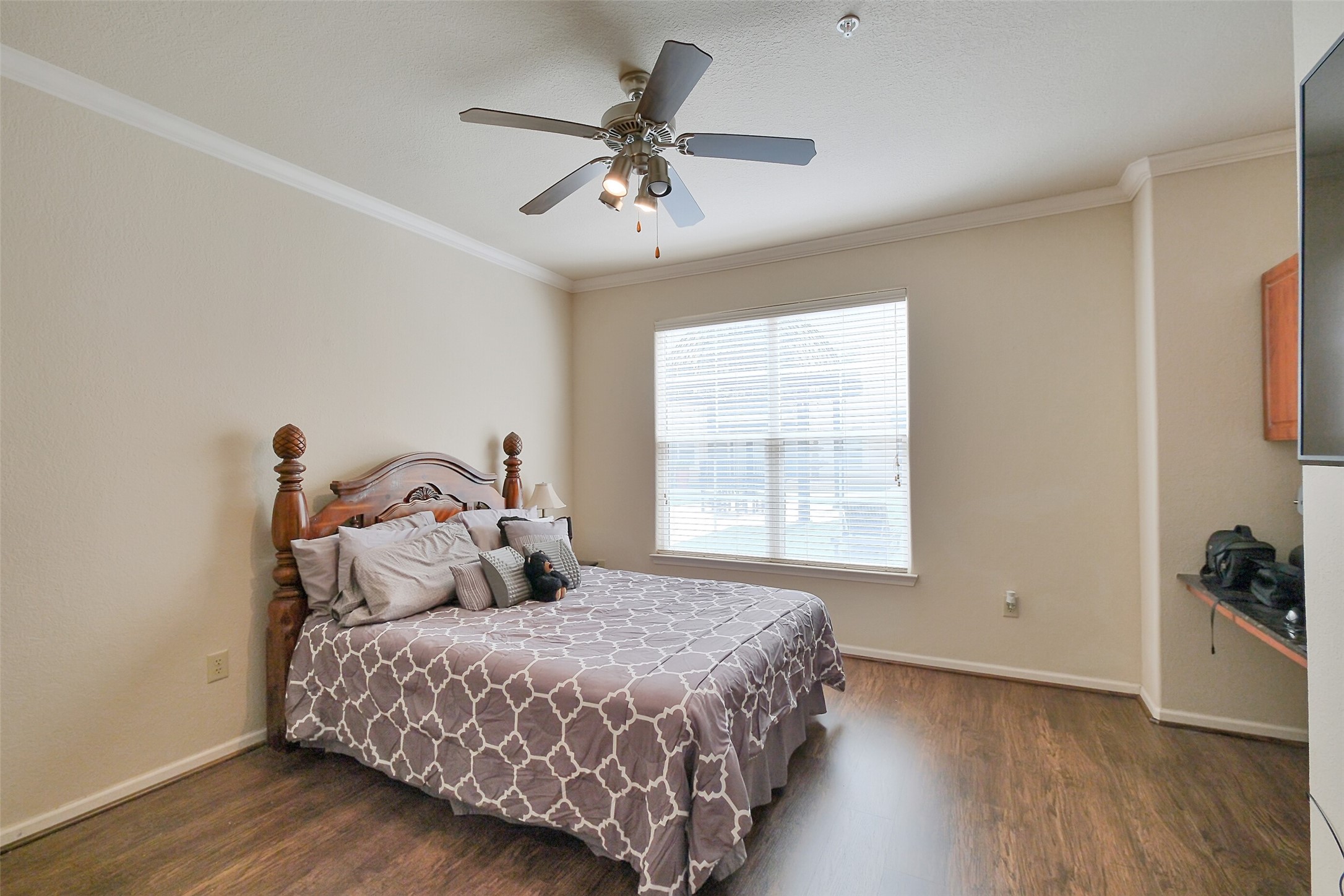 1711 Old Spanish Trail, Unit 128 Houston, TX 77054 - Photo 14 of 26 a bedroom with a bed and a window