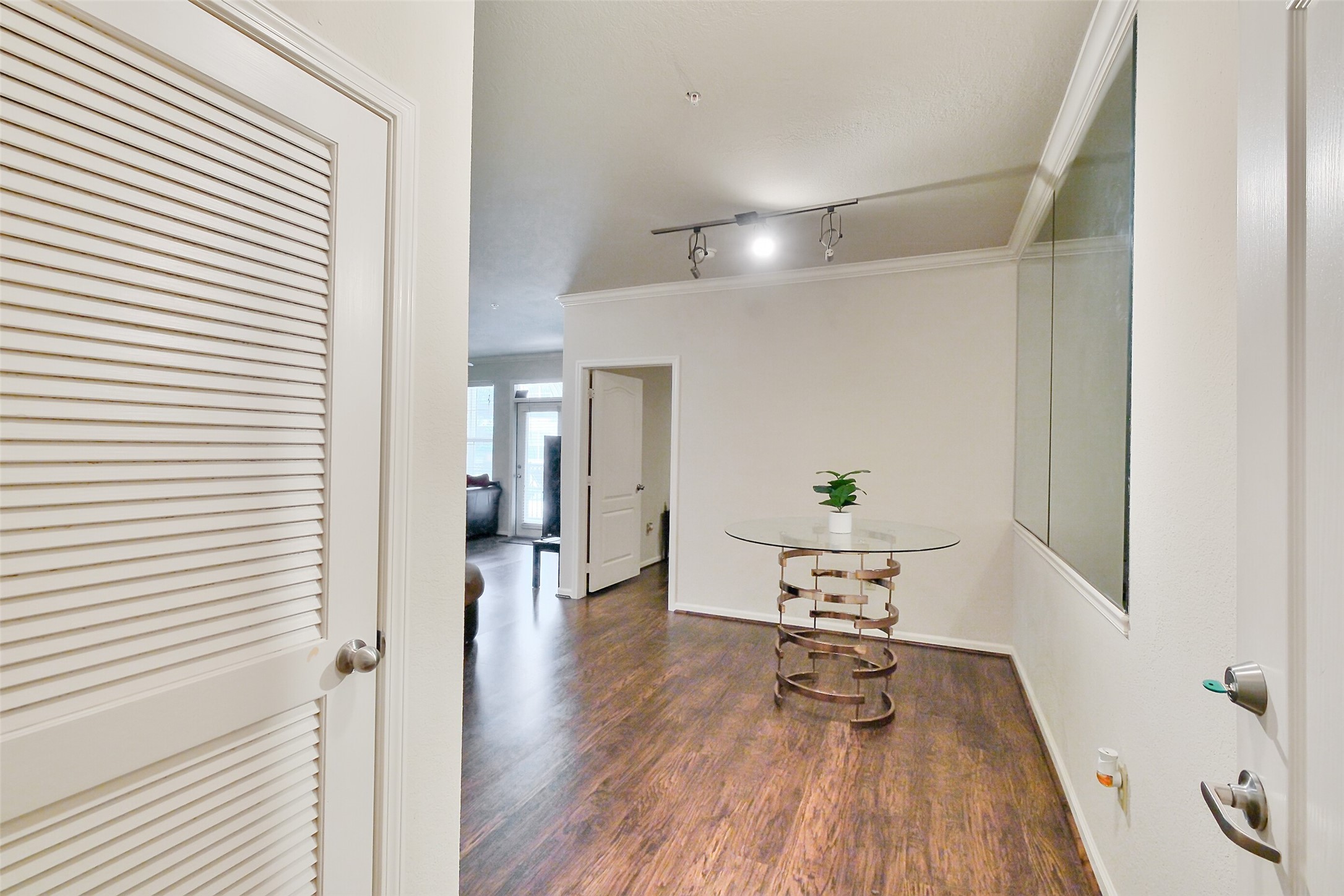 1711 Old Spanish Trail, Unit 128 Houston, TX 77054 - Photo 3 of 26 a living room with furniture and wooden floor