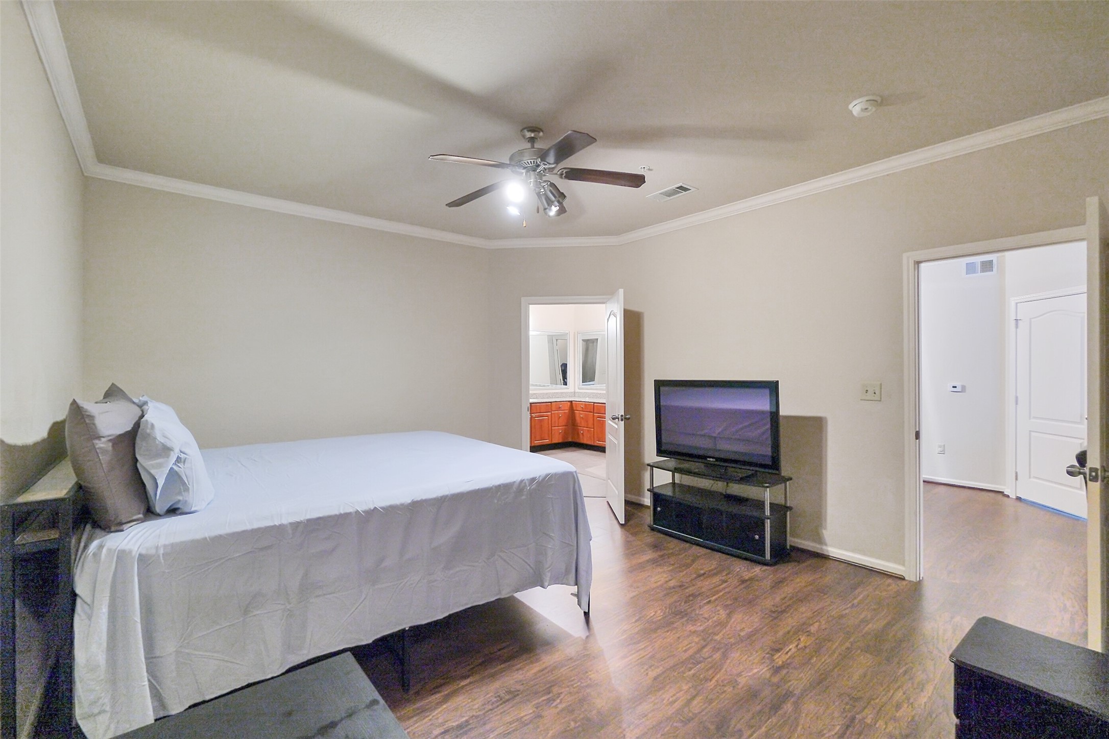 1711 Old Spanish Trail, Unit 128 Houston, TX 77054 - Photo 5 of 26 a bedroom with a bed and wooden floor