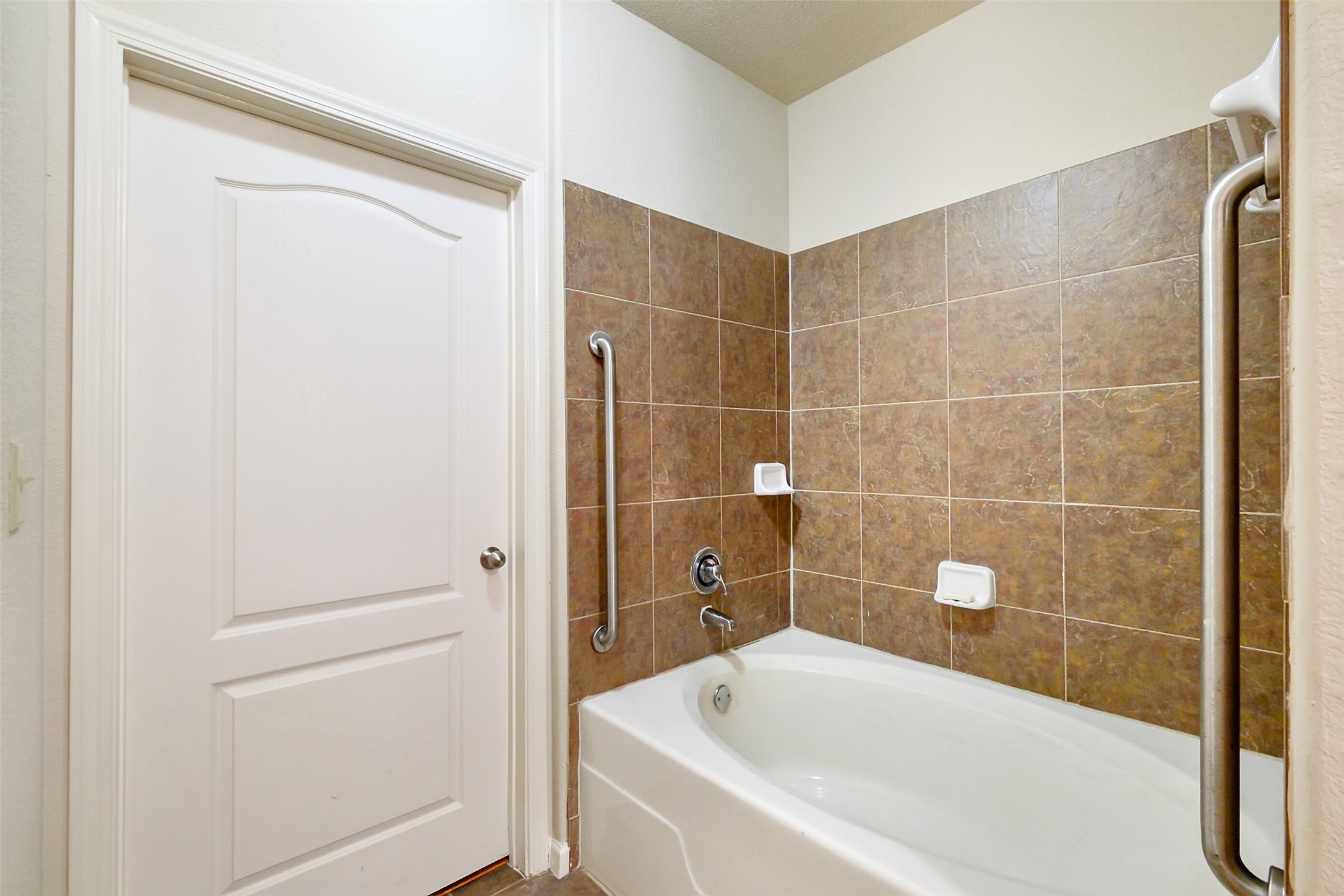 1711 Old Spanish Trail, Unit 128 Houston, TX 77054 - Photo 7 of 26 a bathroom with a bathtub