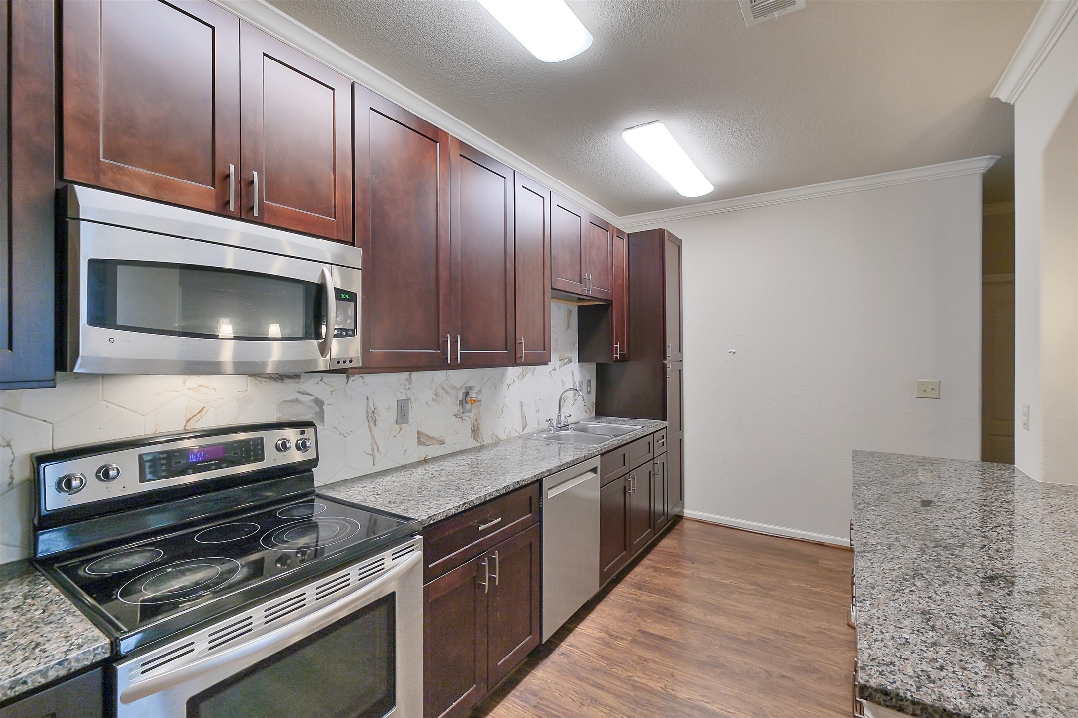 1711 Old Spanish Trail, Unit 128 Houston, TX 77054 - Photo 8 of 26 a kitchen with a stove microwave and sink