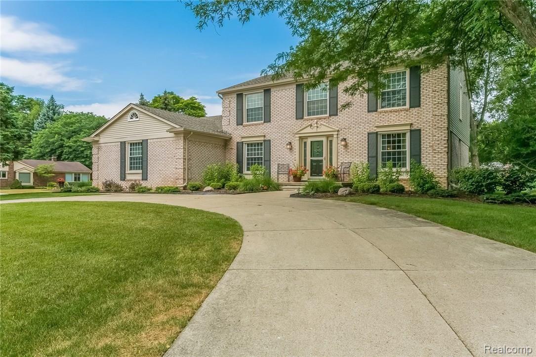 452 Lake Forest Road Rochester, MI 48309 - Photo 4 of 54 004-Front_View-2988013-medium.jpg
