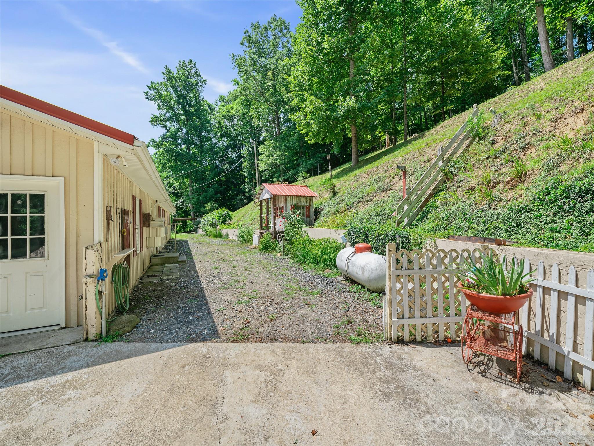 1065 Upper Pig Pen Road Green Mountain, NC 28740 - Photo 32 of 39