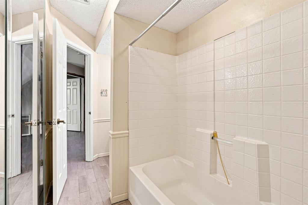9732 Timber Trail Scurry, TX 75158 - Photo 25 of 39 Upstairs bathtub