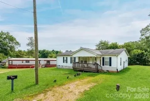 a view of house with a big yard