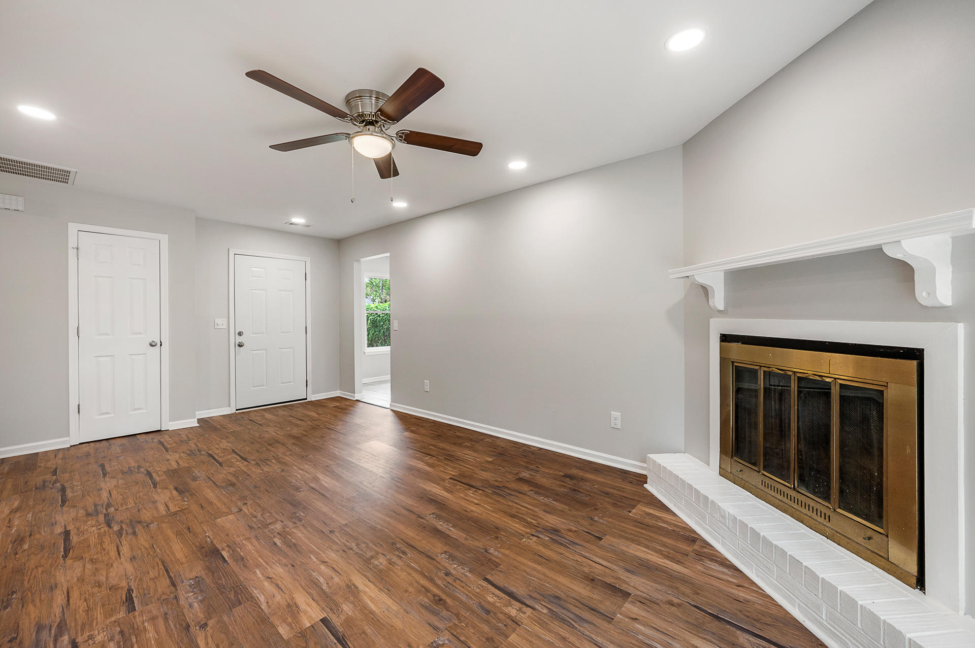 203 Pebble Creek Road Summerville, SC 29486 - Photo 5 of 31 Living Room