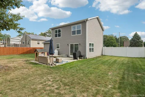 a view of a house with backyard and garden