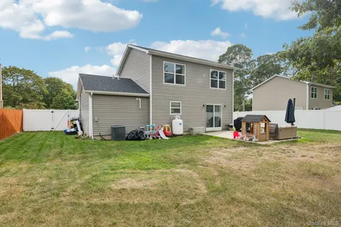 a view of a house with backyard and garden