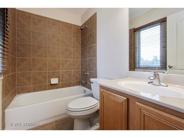 1111 Old York Road Elmhurst, IL 60126 - Photo 16 of 20 a bathroom with a sink a toilet and bathtub
