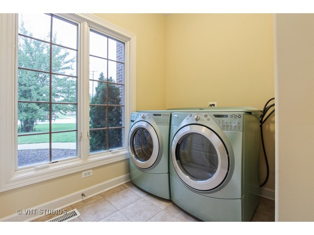 1111 Old York Road Elmhurst, IL 60126 - Photo 18 of 20 a utility room with dryer and washer
