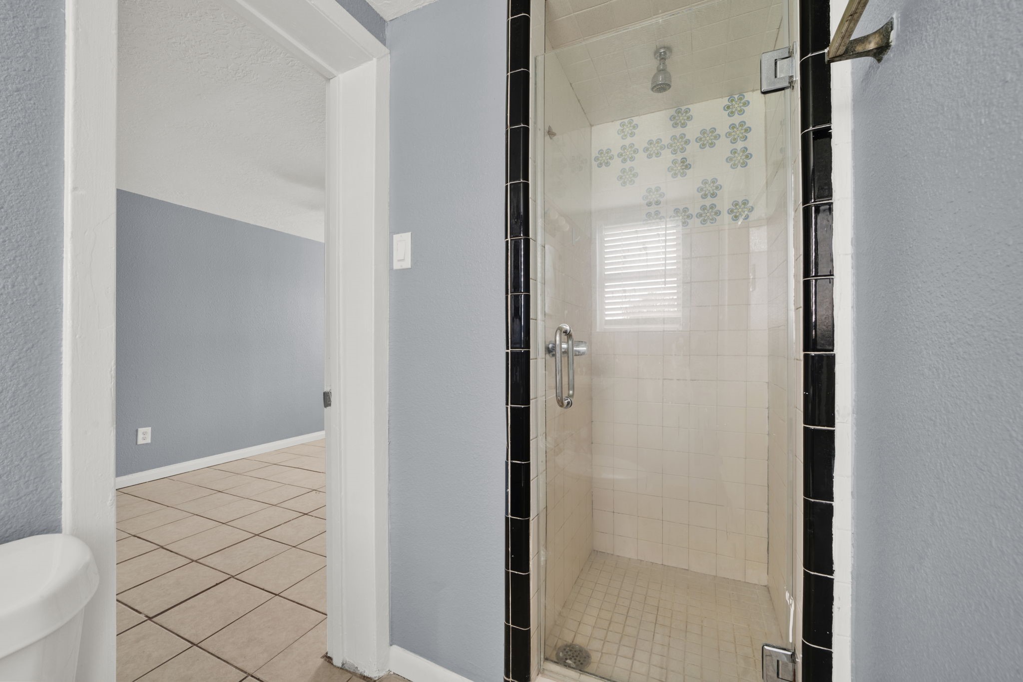 904 Beverly Avenue, Unit 6 Pasadena, TX 77506 - Photo 31 of 32 a bathroom with a shower