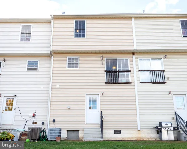 a view of a house with backyard and porch